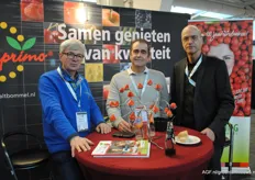 Henk Bekkers en Arthur Elsen van Veiling Zaltbommel met in hun midden Johan van Alphen van Special Fruit.